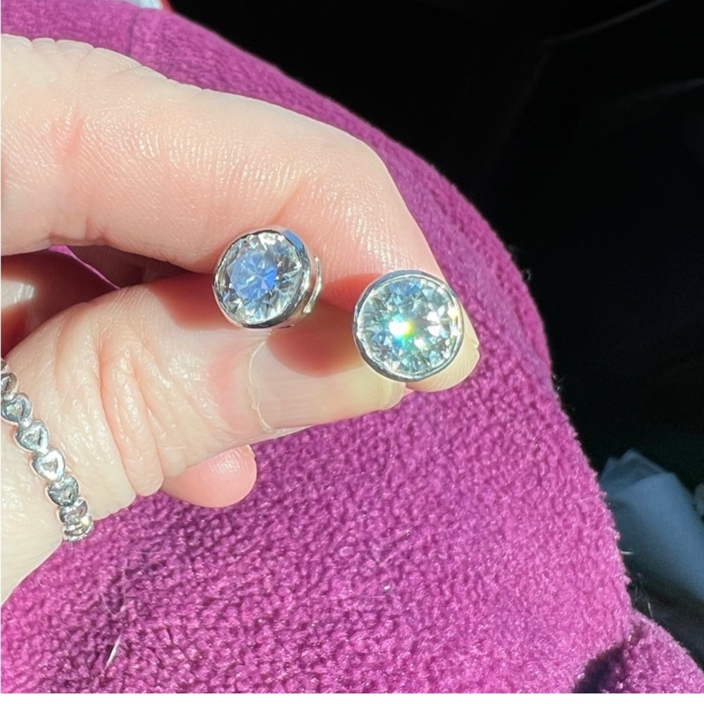 Gorgeous 4.0 CW Certified Earth-mined Bezel set 100% authentic diamond earrings